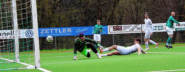 Der Anfang vom Ende: Miguel Ramiro Moura (am Boden) vom SV Jestetten lenkt den Schuss von Sebastian Rupp (rechts hinten) unhaltbar für ...
