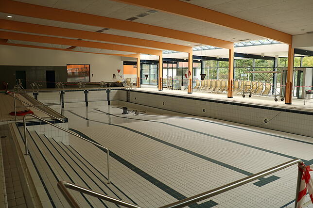 Das Wasser ist abgelassen, die Schwimmhalle ist eine Baustelle.