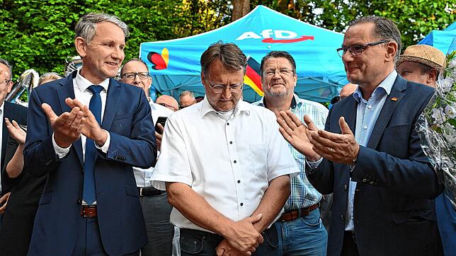 Thüringens AfD-Chef Björn Höcke (von links), der neue Sonneberger Landrat Robert Sesselmann und Bundessprecher Tino Chrupalla (beide ...