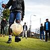 (Symbolbild) Unbegleitete Minderjährige beim Fußballspielen, hier in Langenargen am Bodensee. Im Jahr 2023 sind sehr viele unbegleitete ...
