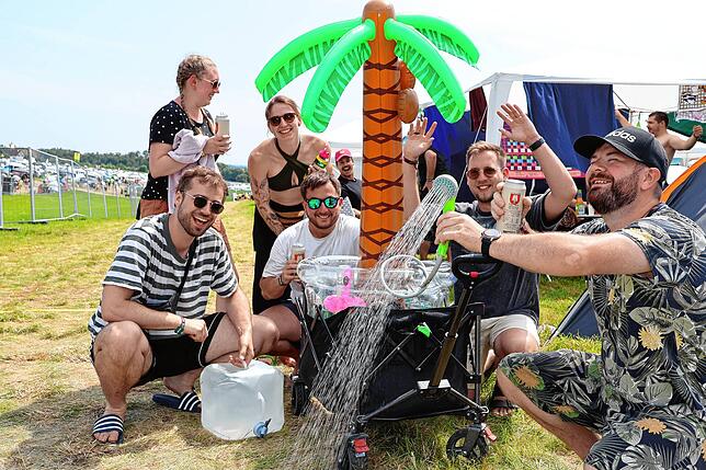 Bild 4: Kühle Getränke, coole Outfits und Lametta: So schön feiern die Southside-Besucher auf dem Zeltplatz
