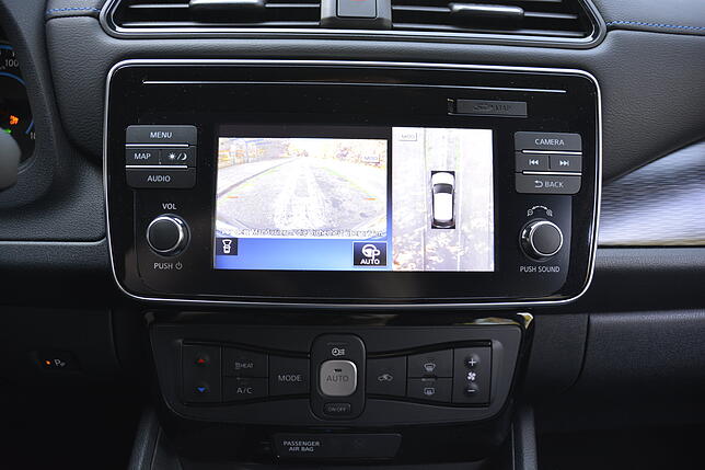 Autofahren ist zu 90 Prozent eine visuelle Aufgabe. Kommen durch einen Touchscreen neue Impulse für das menschliche Auge, bedeutet das ...