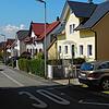 Die Steinhartstraße hinunter bis zur St. Gallus-Kirche, an die Häuser direkt angeschlossene Schuppen (gelbes Haus).