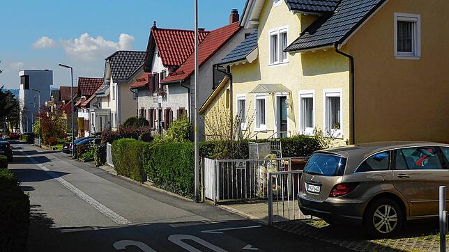 Die Steinhartstraße hinunter bis zur St. Gallus-Kirche, an die Häuser direkt angeschlossene Schuppen (gelbes Haus).