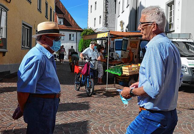 Heinz Finkbeiner (links) diskutiert mit Klaus Schultz über Kommunalplitik.