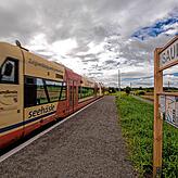 Wer sein Fahrrad mitnimmt, der kann von der Haltestelle der Biberbahn in Sauldorf aus bequem das Naturschutzgebiet Sauldorfer Seenplatte ...