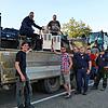 Am Donnerstagabend beluden die Männer der Freiwilligen Feuerwehr Meßkirch die Lastwagen (von links): Marcel Back, Cornelius Ruprecht, ...