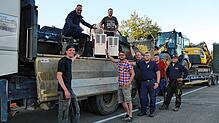 Am Donnerstagabend beluden die Männer der Freiwilligen Feuerwehr Meßkirch die Lastwagen (von links): Marcel Back, Cornelius Ruprecht, ...