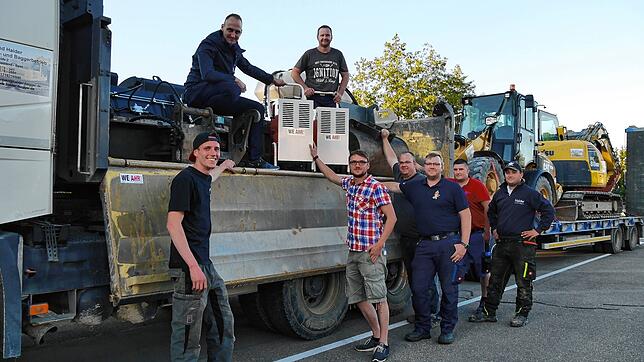 Am Donnerstagabend beluden die Männer der Freiwilligen Feuerwehr Meßkirch die Lastwagen (von links): Marcel Back, Cornelius Ruprecht, ...