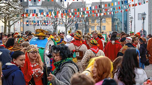 Bild : Ein bisschen Fasnacht geht doch: Szenen vom Marktplatz in Radolfzell