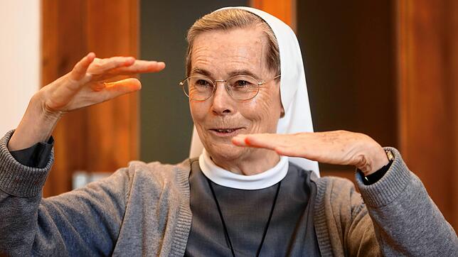 Schwester Josefa wägt ab. Die Sprecherin des Klosters Hegne diskutiert offen über aktuelle Probleme der Kirche und Glaubensfragen im ...