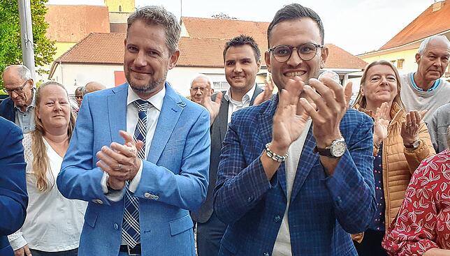 Applaus für den wiedergewählten Hagnauer Bürgermeister Volker Frede. Landrat Luca Prayon (links) applaudiert genau wie Immenstaads ...