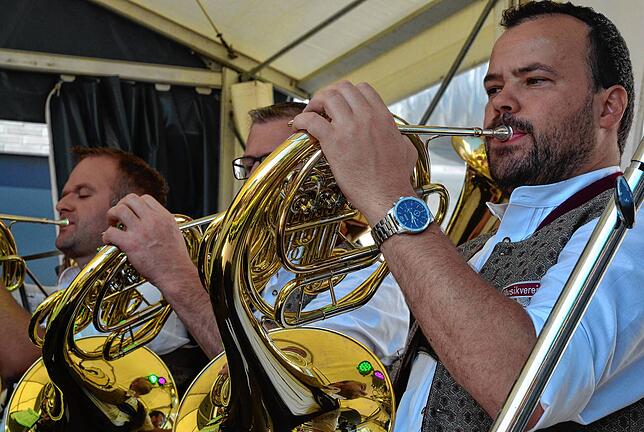 Bild 15: Reges Treiben beim Stadtfest am Samstagabend und Sonntagmorgen