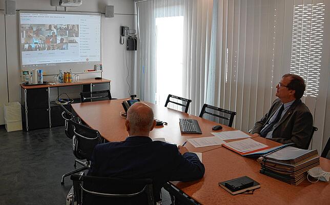 Rheinfeldens Oberbürgermeister Klaus Eberhardt und Tobias Obert, kommissarischer Bauamtsleiter, verfolgen die Videokonferenz zur A98, ...