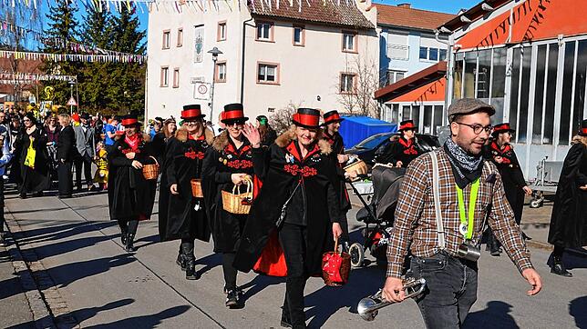 Die Sonne scheint &ndash; und die Aasemer Narren freuen sich bei ihrem Fasnetmarsch zur Bürgerhalle.
