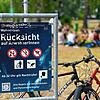 Auf dem Schild am Schänzle steht: &bdquo;Wohngebiet: Rücksicht auf AnwohnerInnen. Ab 22 Uhr gilt Nachtruhe!&ldquo; Doch nicht immer ...
