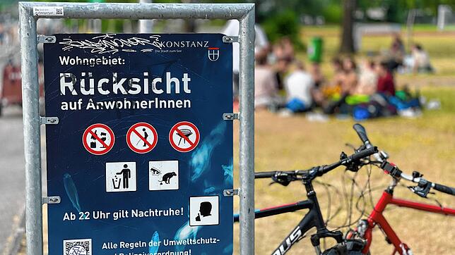 Auf dem Schild am Schänzle steht: &bdquo;Wohngebiet: Rücksicht auf AnwohnerInnen. Ab 22 Uhr gilt Nachtruhe!&ldquo; Doch nicht immer ...
