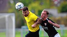 Fabian Bader (links) vom FC Öhningen-Gaienhofen schoss das 1:0 in der Partie gegen den SC Gottmadingen-Bietingen (Nico Jerome Just). Der ...