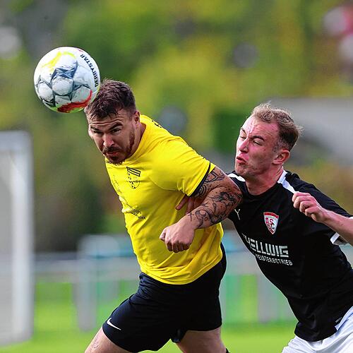 Fabian Bader (links) vom FC Öhningen-Gaienhofen schoss das 1:0 in der Partie gegen den SC Gottmadingen-Bietingen (Nico Jerome Just). Der ...