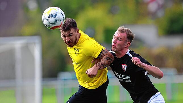 Fabian Bader (links) vom FC Öhningen-Gaienhofen schoss das 1:0 in der Partie gegen den SC Gottmadingen-Bietingen (Nico Jerome Just). Der ...