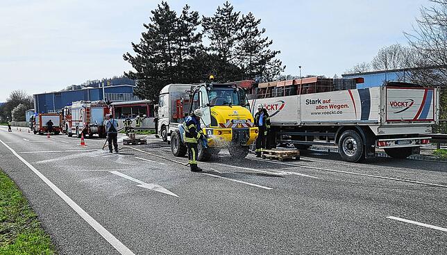 Großeinsatz auf der B314 mit Feuerwehr, Polizei und Straßenmeisterei.