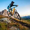 Ein Mountainbiker bei einer Abfahrt im Gebirge. Propain aus Vogt im Hinterland des Bodensees stellt hochwertige Mountainbikes her – mit ...