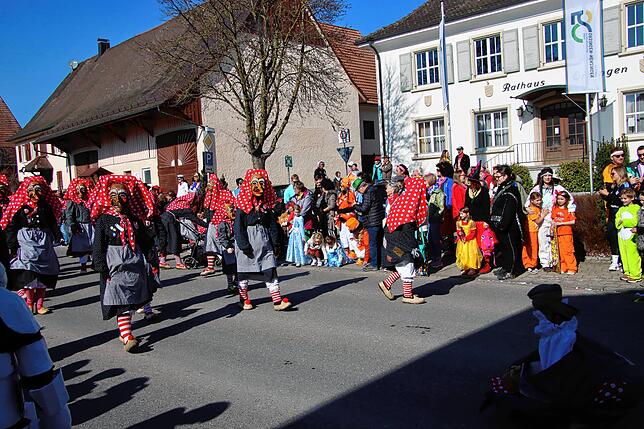 Bild 5: So bunt geht es beim Rosenmontagsumzug 2025 zu