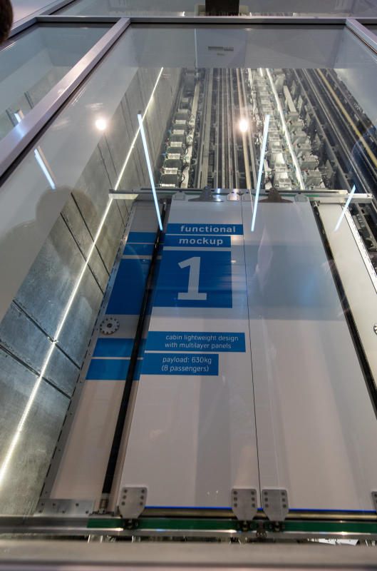 Eine Kabine des neuen Augzufssystems "Multi" von Thyssenkrupp Elevator m Testturm.