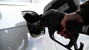 Den Tank zu füllen ist teuer – man kann aber sparen, wenn man den Überblick hat, welche Tankstelle gerade am günstigsten ist.