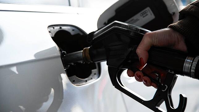 Den Tank zu füllen ist teuer – man kann aber sparen, wenn man den Überblick hat, welche Tankstelle gerade am günstigsten ist.