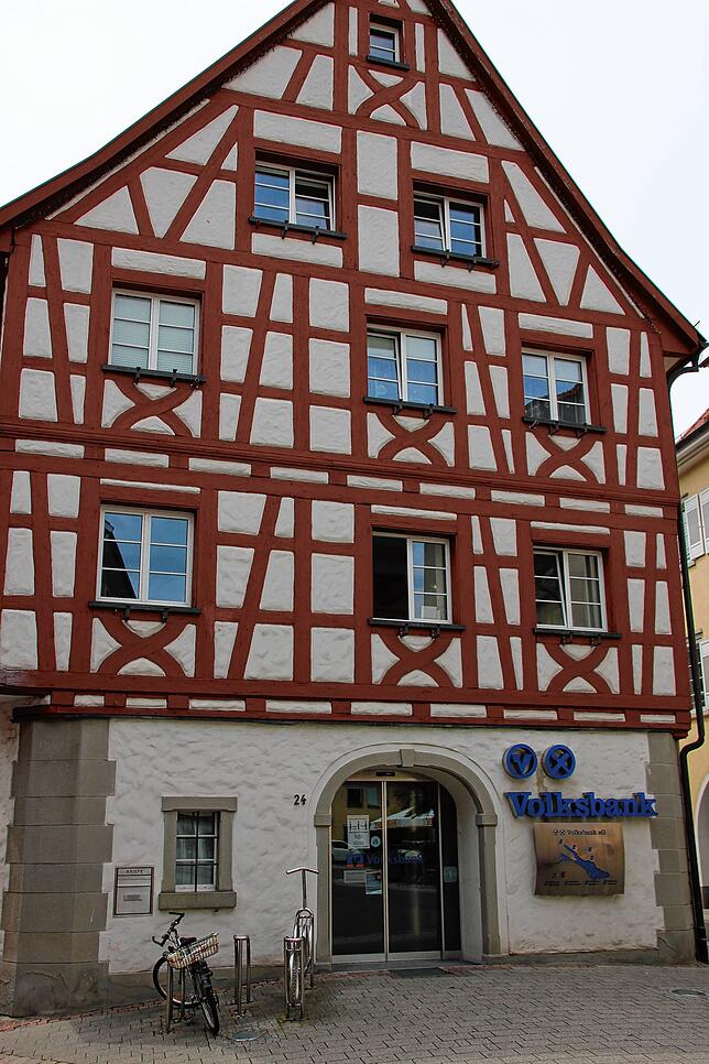 Ihr stehen Veränderungen im August bevor: der Volksbank-Filiale in der Hauptstraße.