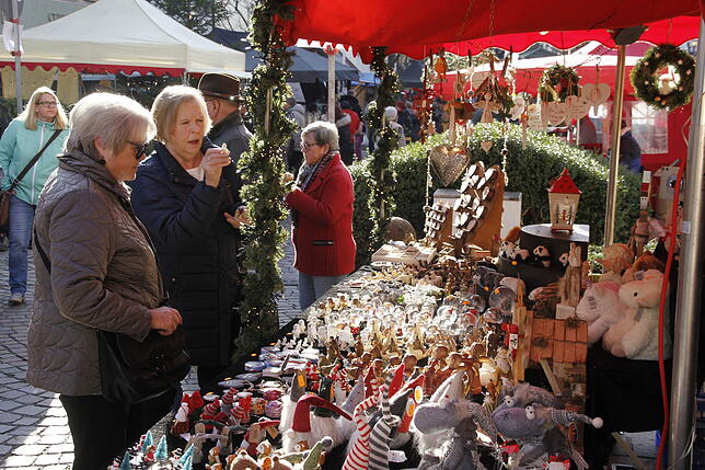 Der Engener Weihnachtsmarkt soll stattfinden. Die adventlich geschmückten Stände boten bei früheren Veranstaltungen ein vielfältiges ...