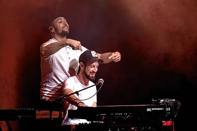 Max Mutzke scherzt mit Keyboarder Nick Flade.