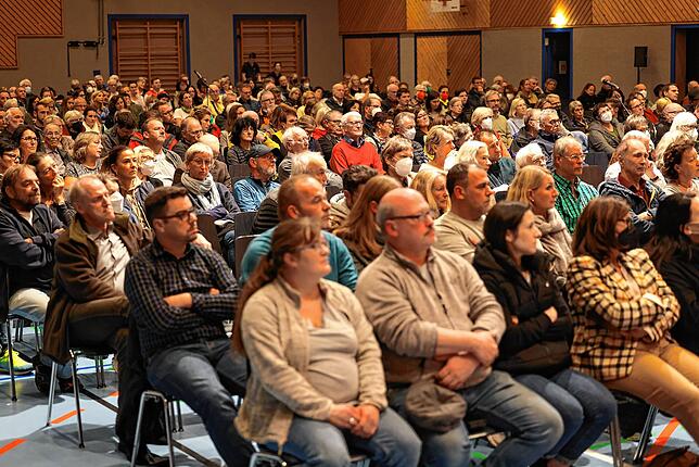 Ein weiteres Mal gut besucht: Die zweite Kandidatenvorstellung zur Bürgermeisterwahl Gaienhofen in der Höri-Halle.
