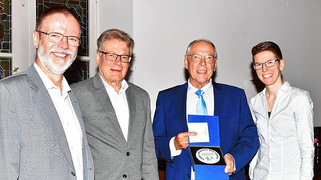 Überraschung: Henning Nopper (Zweiter von rechts) wurde von Reinhold Brandt (links), Roland Kuhne und Katharina Keßler mit der ...