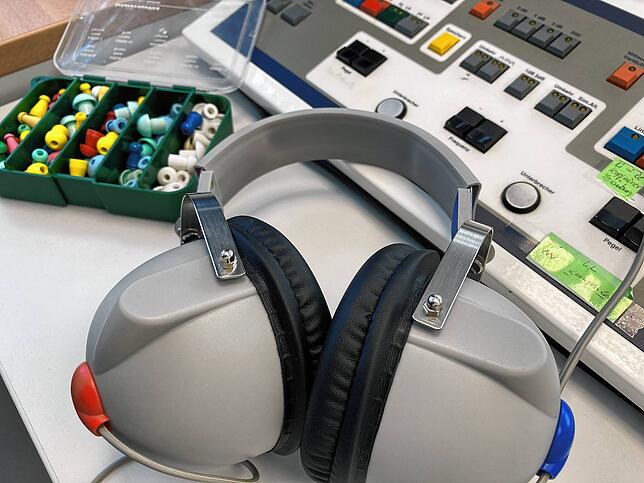 Ohrstöpsel, Kopfhörer, Audiometer: Für die Hördiagnostik liegt alles bereit.