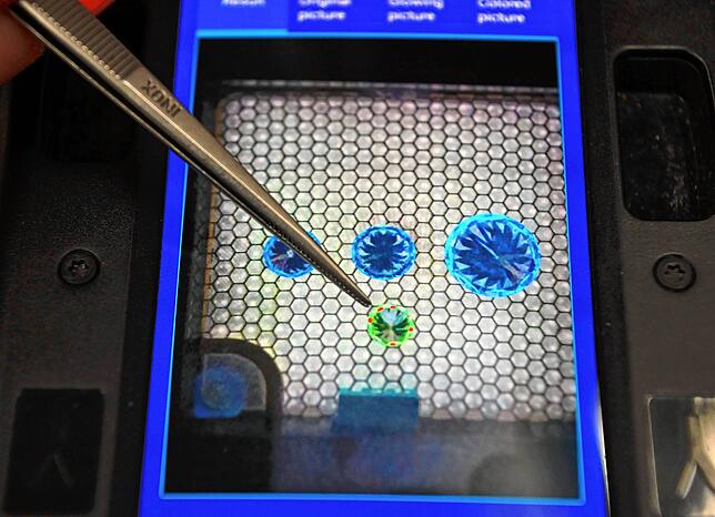 Drei natürliche Diamanten (in blau dargestellt) und ein synthetischer Diamant (in grün dargestellt) zu sehen.