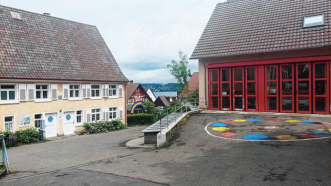 Die Dingelsdorfer Grundschule hat im Rathaus (links) das Lehrerzimmer und ein Klassenzimmer im Feuerwehrhaus (rechts).