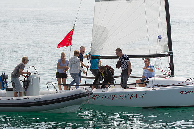 Zwischen den Rennen wechselten die Besatzungen per Schlauchboot. Hier verlässt die Crew der FWI das Boot und die SPD übernimmt.
