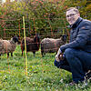 Norbert Münch, Simmler-Chef und Vorsitzender des Lauchringer Klimabeirats, freut sich über Rasenpflege – Ilona, Ilania und Ilonia freuen ...