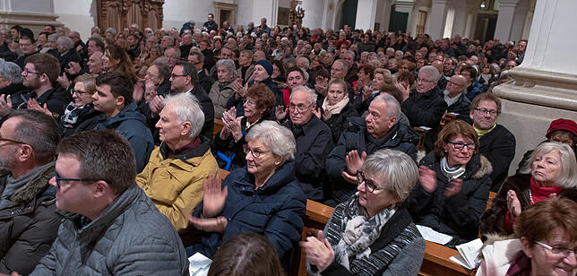 Nach dem gemeinsam gesungenen Weihnachtslied und dem Verklingen der Glocken applaudierten die Konzertbesucher begeistert.