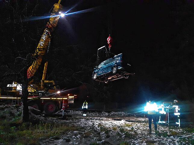 Bild 10: Bilder von der Bergung eines Autos aus der Stockacher Aach