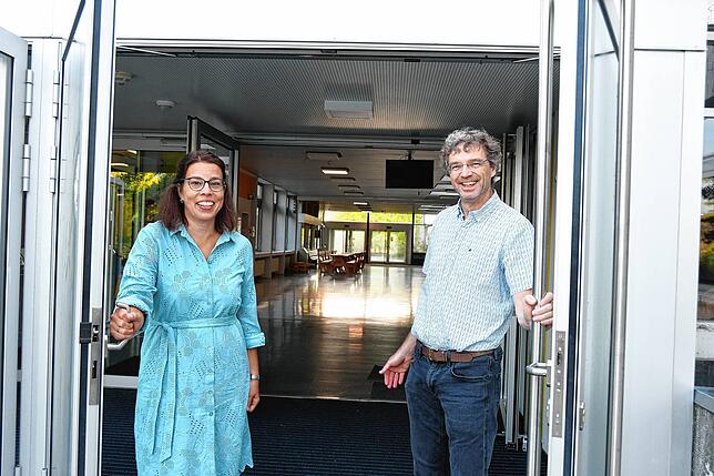 Am Friedrich-Wöhler-Gymnasium in Singen öffnen Schulleiterin Sabine Beck und ihr Stellvertreter Florian Berchtold die Türen zum ...