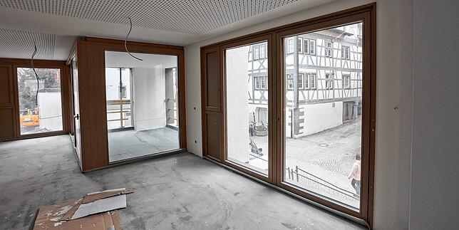Hell und mit überdachter Terrasse: In diesem Teil des Gebäudes kommt die Tagespflege unter. Durch die bodentiefen Fenster können die ...