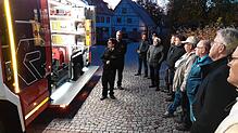 Johannes Leppert als Gesamtkommandant (links) und sein Stellvertreter Philipp Straßburger präsentieren dem Gemeinderat vor dem Rathaus ...