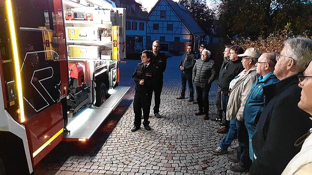 Johannes Leppert als Gesamtkommandant (links) und sein Stellvertreter Philipp Straßburger präsentieren dem Gemeinderat vor dem Rathaus ...