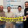 Sportvorstand Abdullah Öztürk (von links), die beiden Neuzugänge Gianluca Serpa und Dominik Almeida sowie Präsident Mustafa Ates.