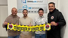 Sportvorstand Abdullah Öztürk (von links), die beiden Neuzugänge Gianluca Serpa und Dominik Almeida sowie Präsident Mustafa Ates.