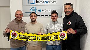 Sportvorstand Abdullah Öztürk (von links), die beiden Neuzugänge Gianluca Serpa und Dominik Almeida sowie Präsident Mustafa Ates.