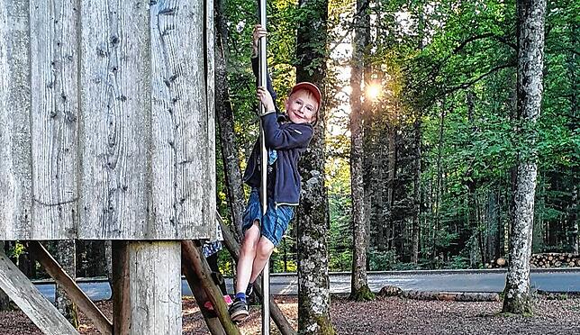 Jede Menge Spaß in der Natur: Philipp ist begeistert von den Spielmöglichkeiten im Wald bei Ühlingen-Birkendorf. Was es am Hochrhein und ...